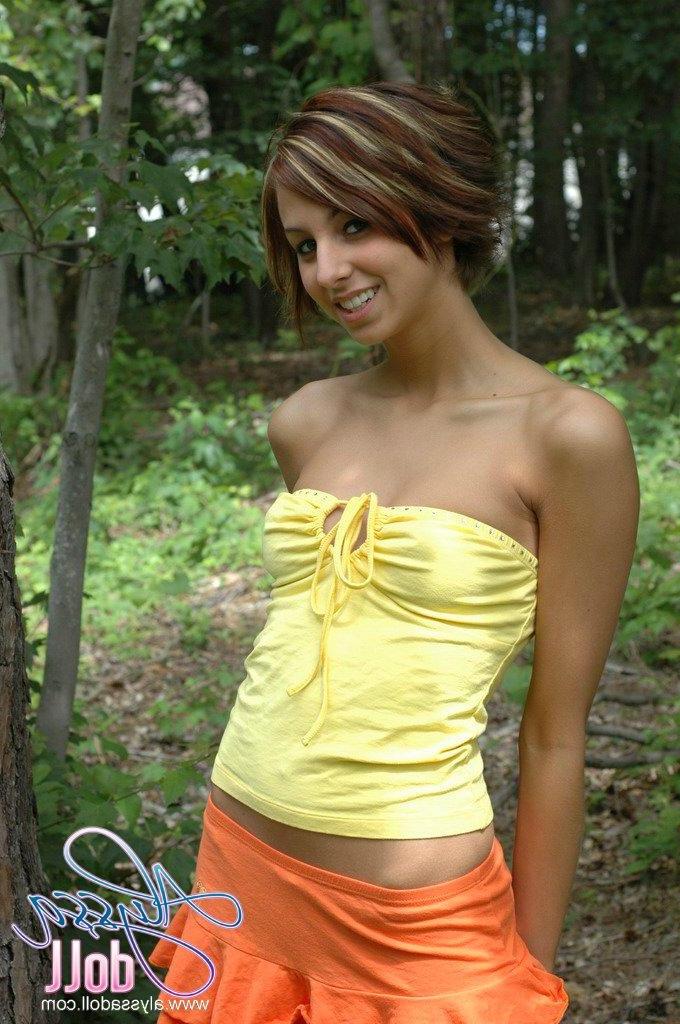 15P Pictures of Alyssa Doll taking off her top outside