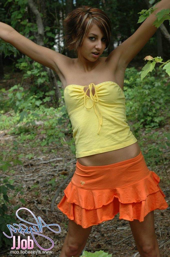 15P Pictures of Alyssa Doll taking off her top outside