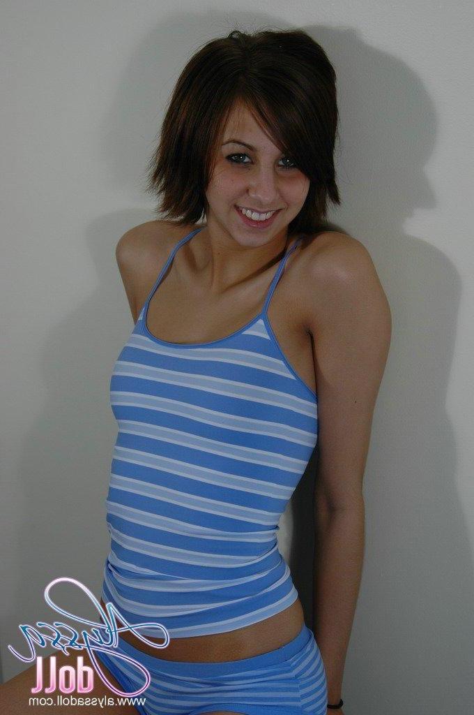 15P Pictures of Alyssa Doll exposing her yummy tits