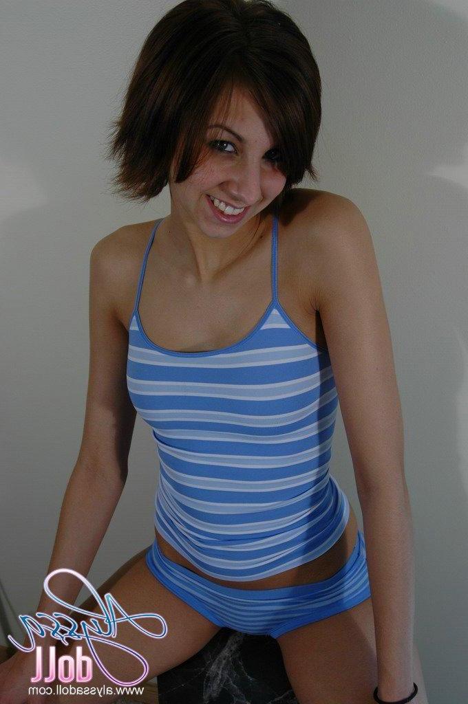 15P Pictures of Alyssa Doll exposing her yummy tits