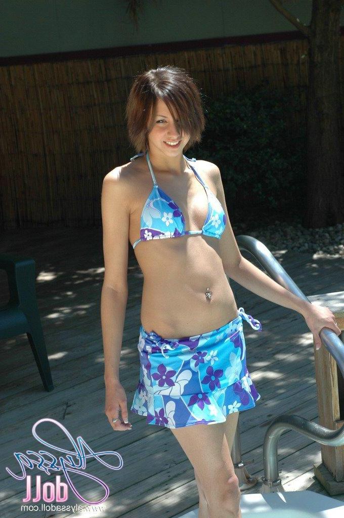 15P Pictures of Alyssa Doll getting naked by the pool