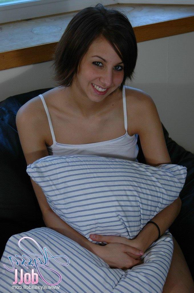 15P Pictures of Alyssa Doll taking off her clothes