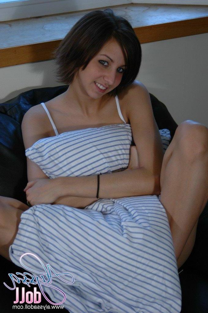 15P Pictures of Alyssa Doll taking off her clothes