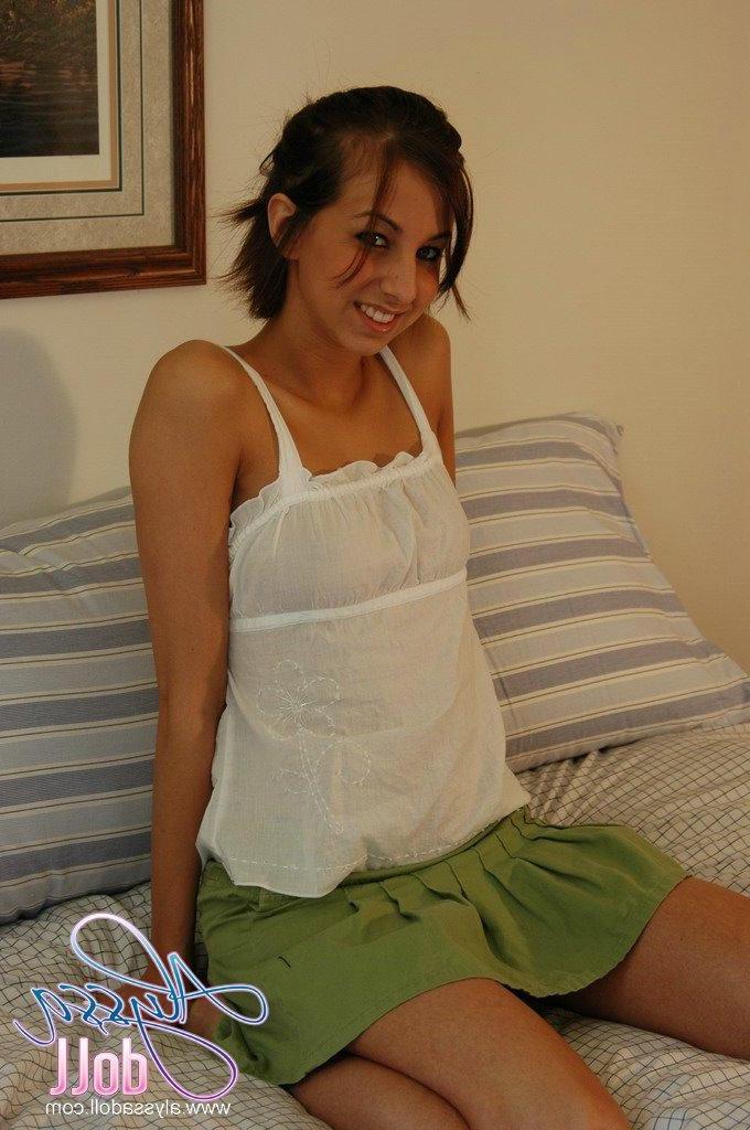 15P Pictures of Alyssa Doll getting naked and rubbing her pussy