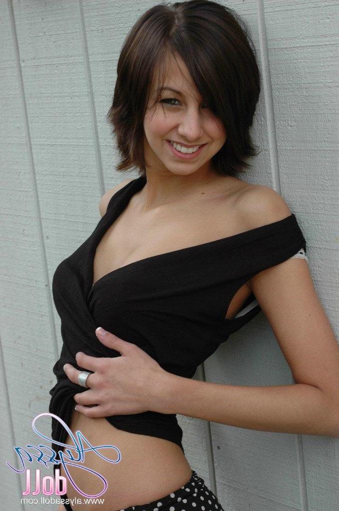 15P Alyssa gives you a peak at her nipples