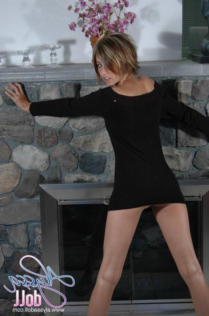 15P Alyssa strips naked for the camera