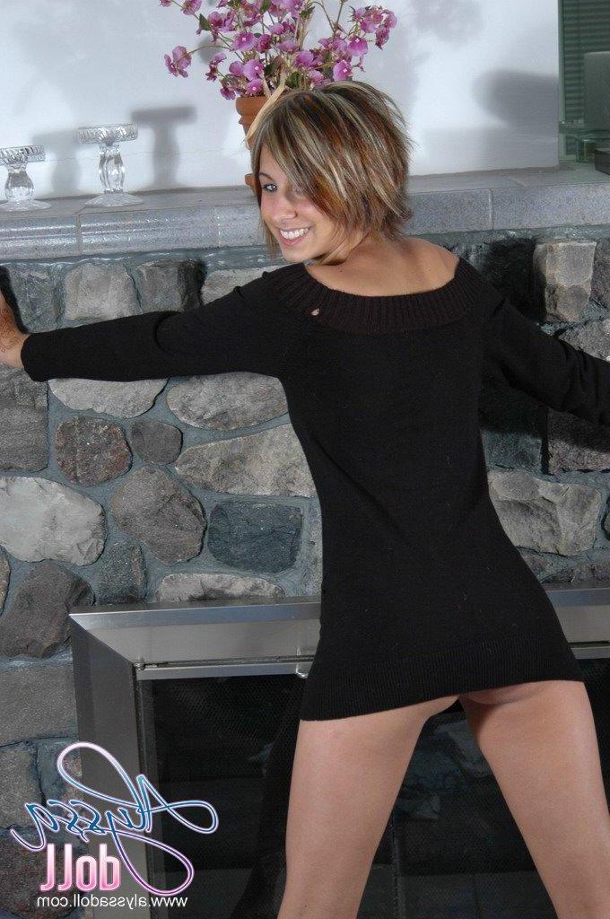 15P Alyssa strips naked for the camera