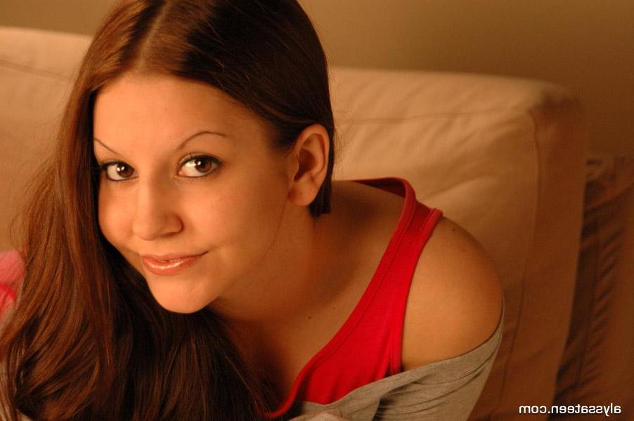 15P Pictures of teen Alyssa Teen waiting for you on the couch