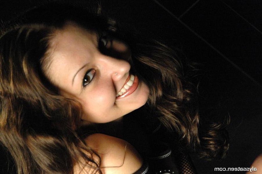 15P Pictures of teen Alyssa Teen teasing in her panties