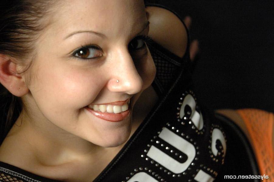 15P Pictures of teen Alyssa Teen teasing in her panties