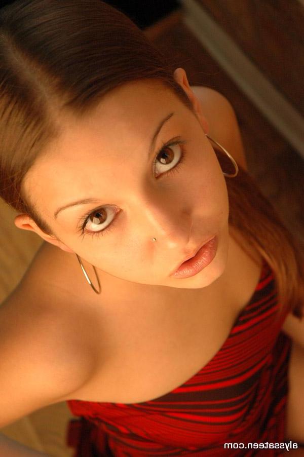15P Pictures of Alyssa Teen waiting for you at home