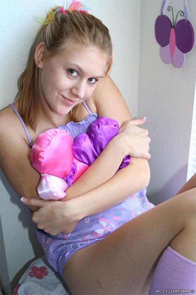 15P Pictures of Amber Kelly wearing only her panties and socks