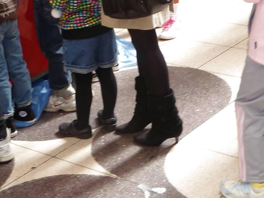 11P Japanese Candids - Feet on the Street 11