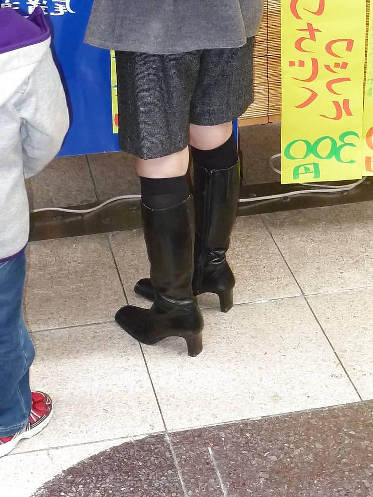 11P Japanese Candids - Feet on the Street 11