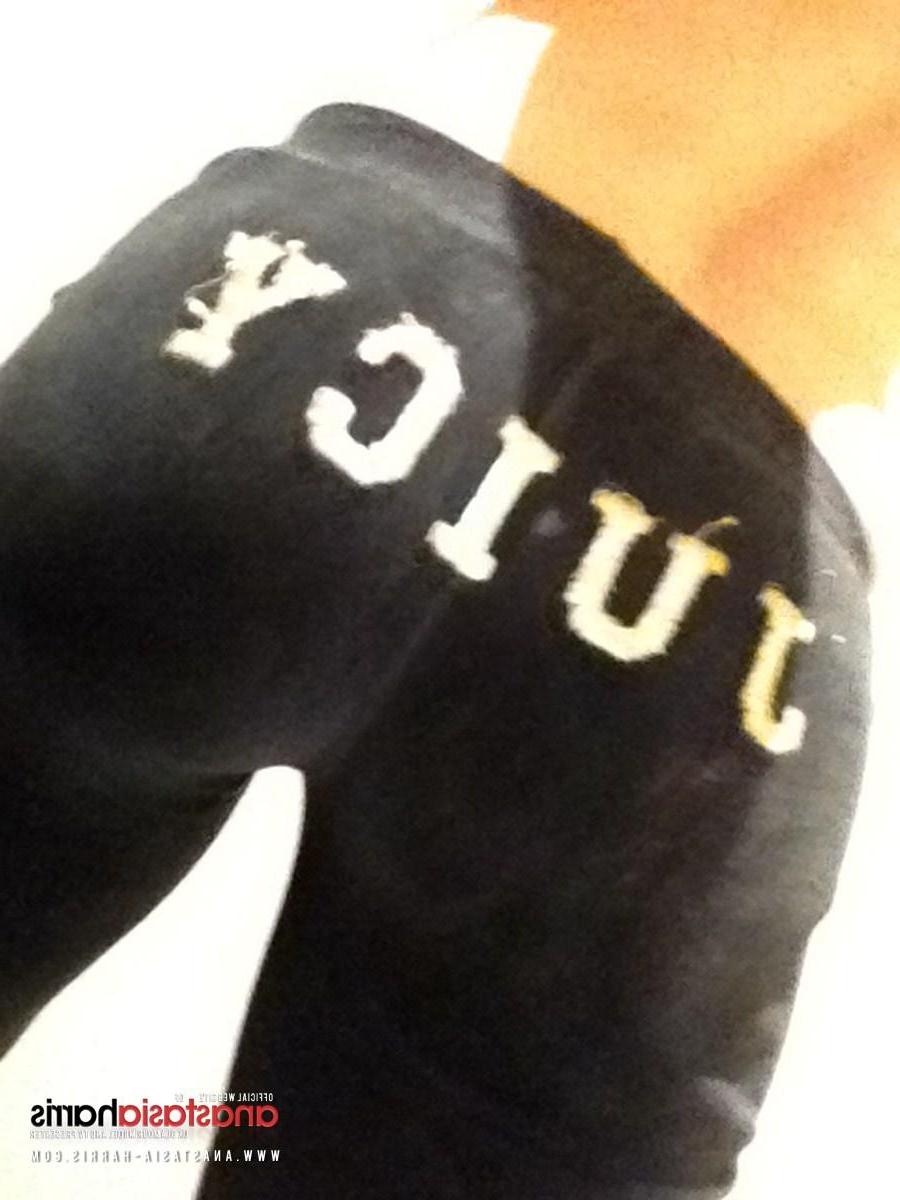 12P Anastasia Harris just in her Juicy pants at home