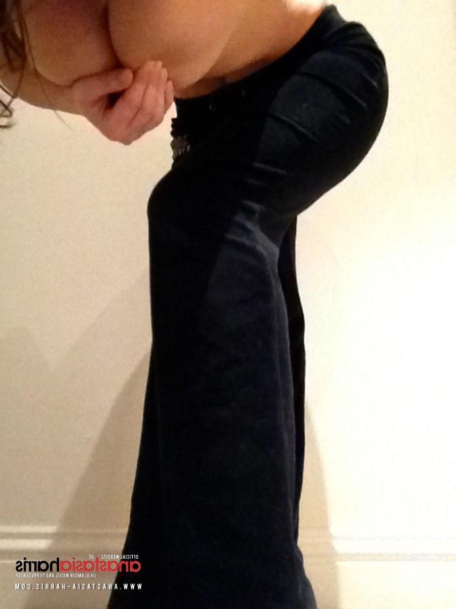 12P Anastasia Harris just in her Juicy pants at home