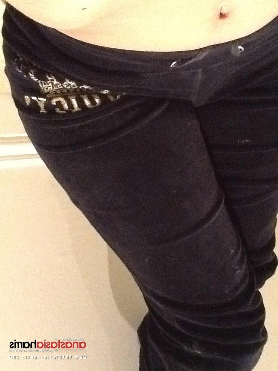 12P Anastasia Harris just in her Juicy pants at home