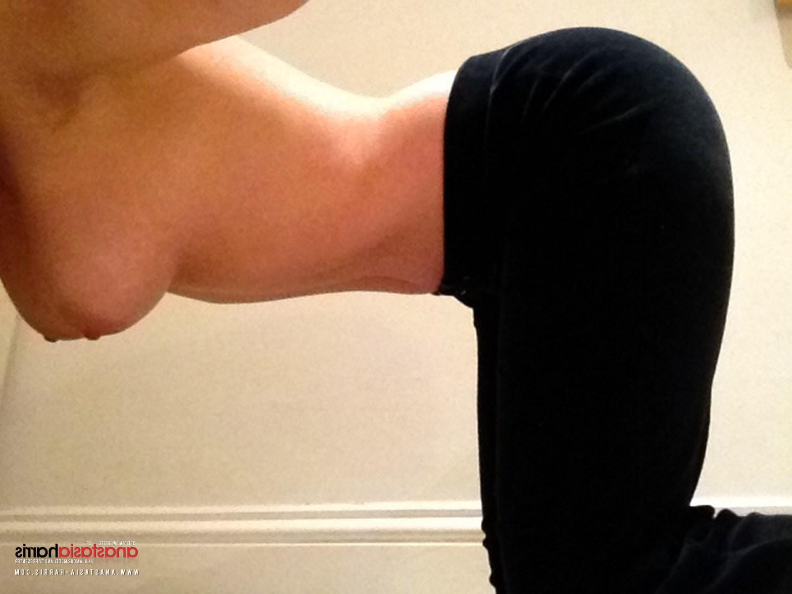 12P Anastasia Harris just in her Juicy pants at home