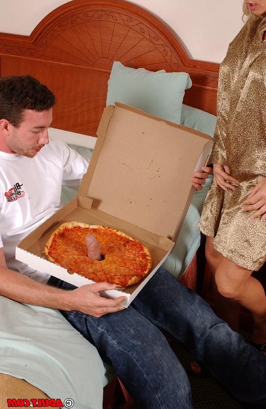 16P Mature bombshell gets her hungry pussy satisfied by a studly pizza-guy