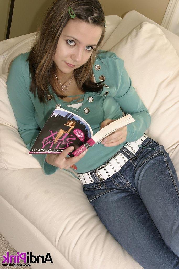 13P Andi nackt auf einer Couch