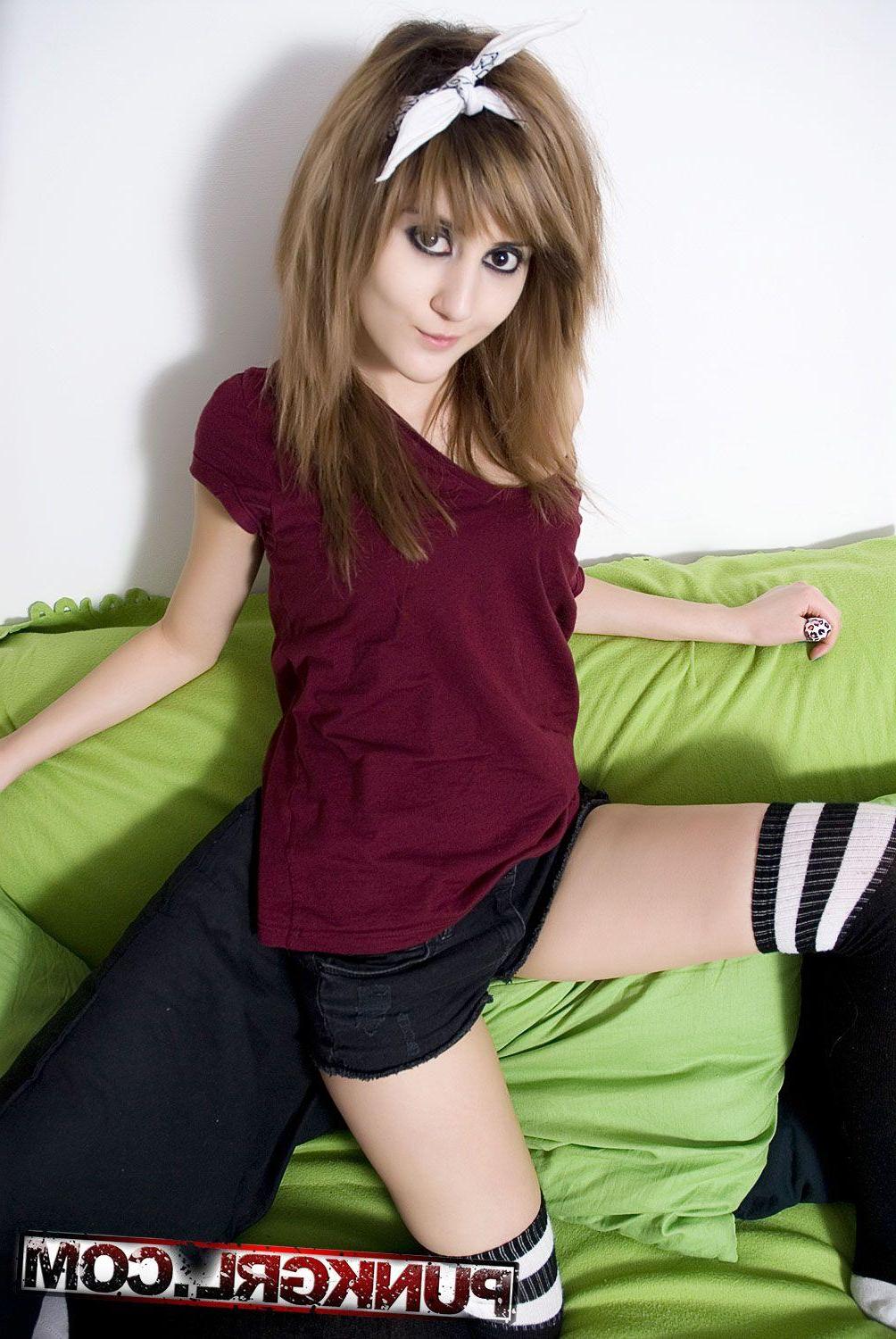 20P Pictures of Anna Boo showing her tits on the couch