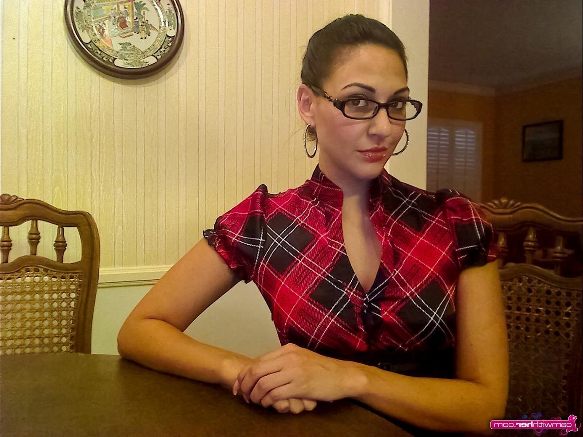 12P Brunette webcam model Ariana Loken is a sexy teacher
