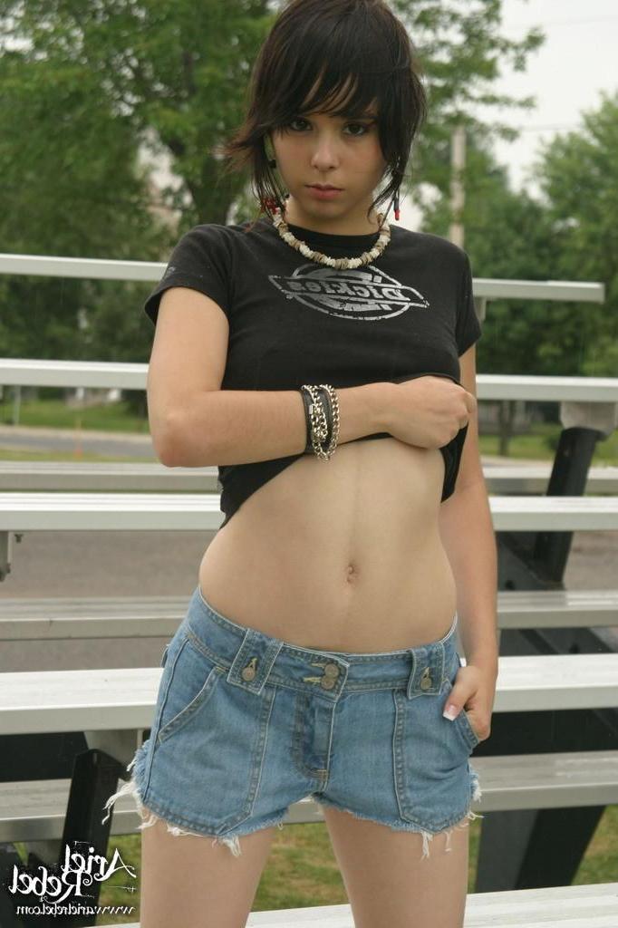 15P Pictures of Ariel Rebel having some fun in the sun