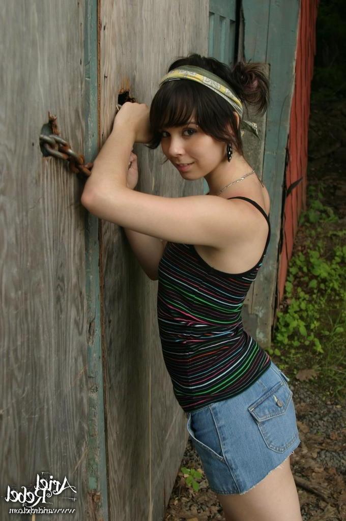 15P Pictures of Ariel Rebel flashing outside