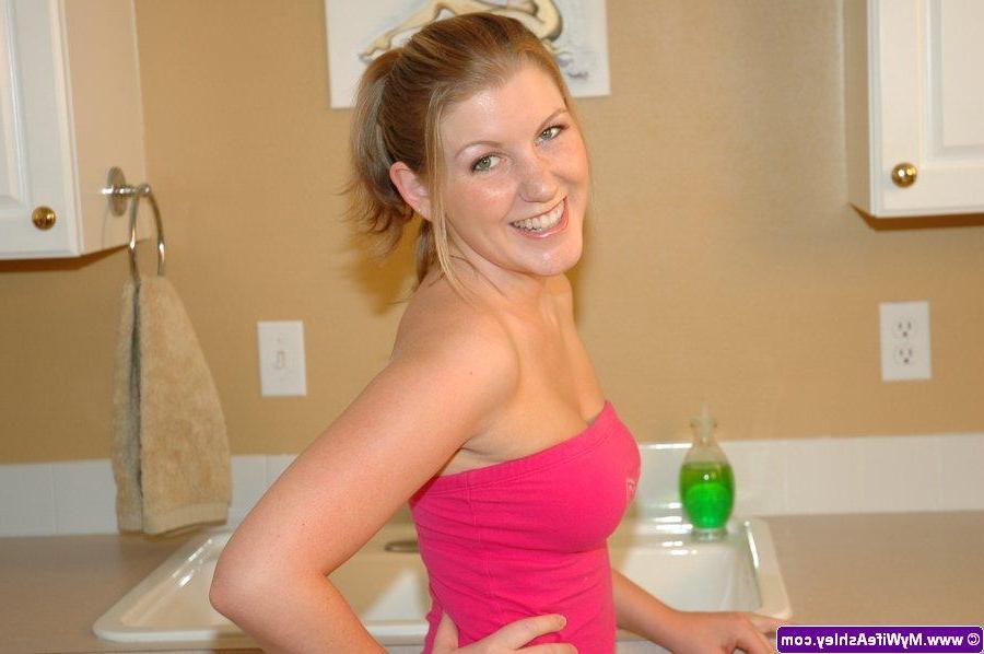 16P Pictures of Ashley Edmonds ready to fuck in the kitchen