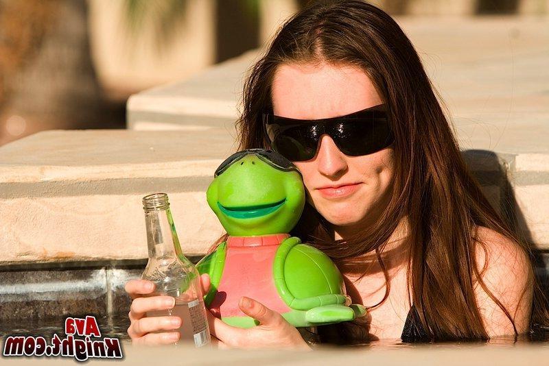 16P Pictures of Ava Knight flashing from behind her bikini