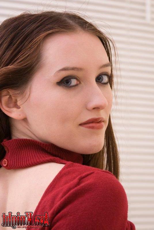 16P Pictures of teen girl Ava Knight ready to fuck in bed