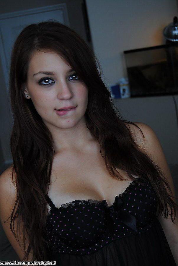 20P Pictures of Becky spreading for you on the couch