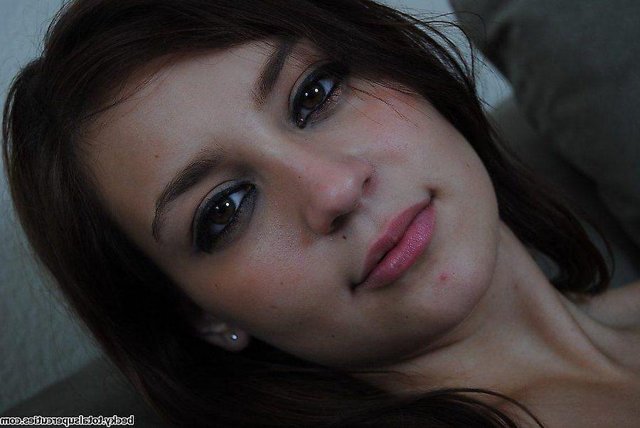 20P Pictures of Becky spreading for you on the couch