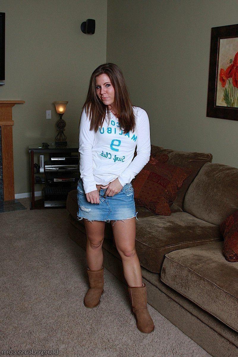 15P Pictures of teen Blueyed Cass spreading out on the couch