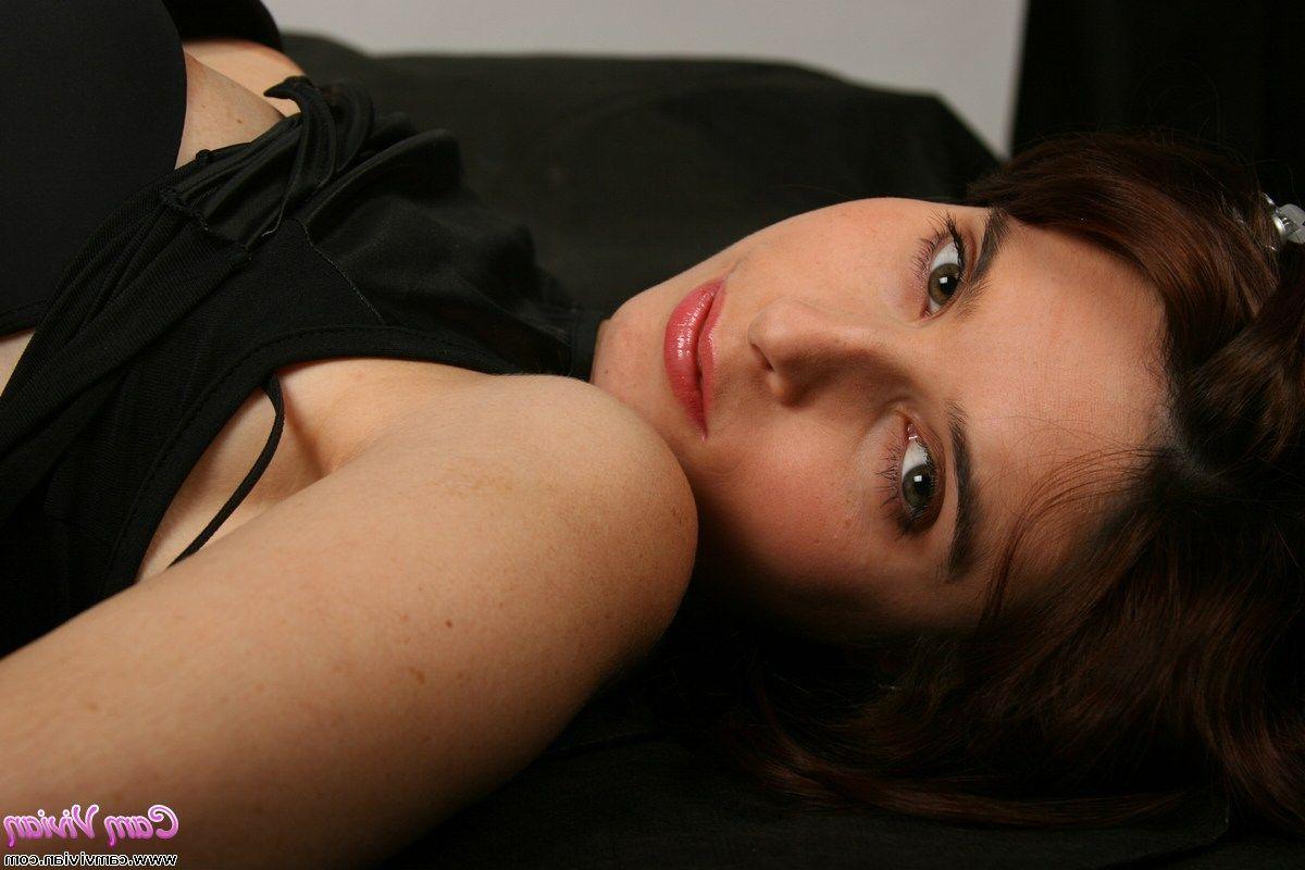 15P Pictures of teen Cam Vivian exposing herself for sex