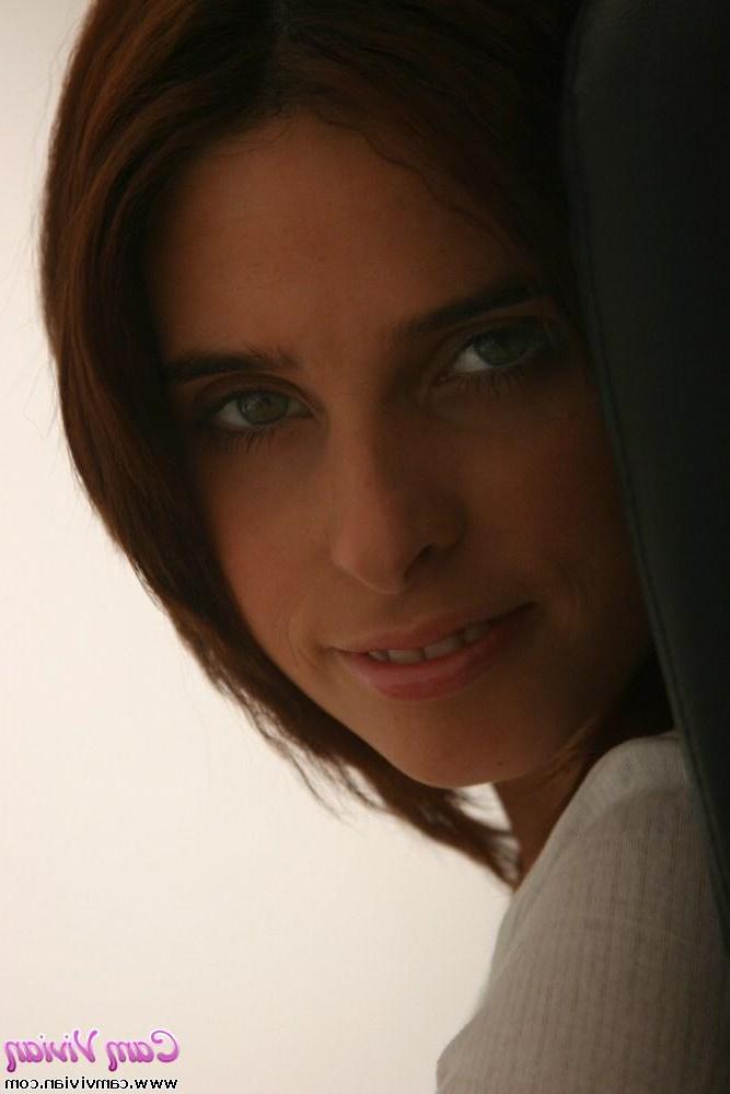 15P Pictures of Cam Vivian waiting for you to fuck her pussy