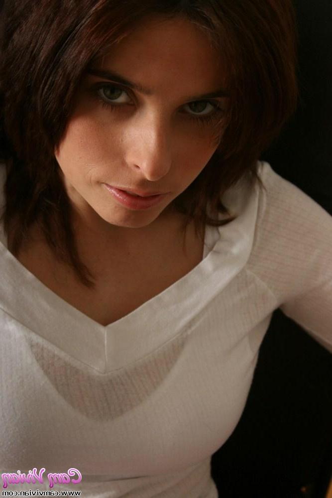 16P Pictures of Cam Vivian spreading her legs for you