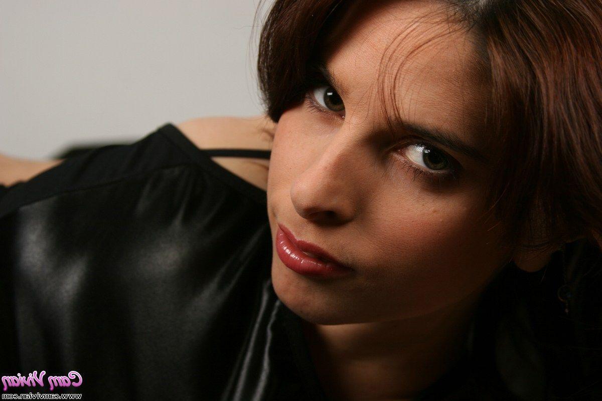 19P Pictures of Cam Vivian giving you her pussy to fuck