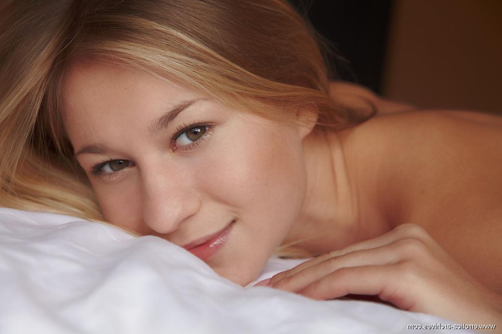 16P Blonde bombshell Candice B spreads her gorgeous legs in bed