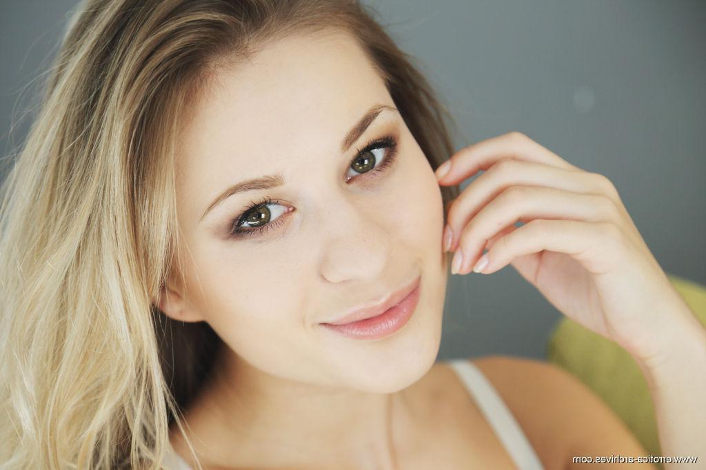 16P Gorgeous blonde girl Candice B is waiting for you to take her