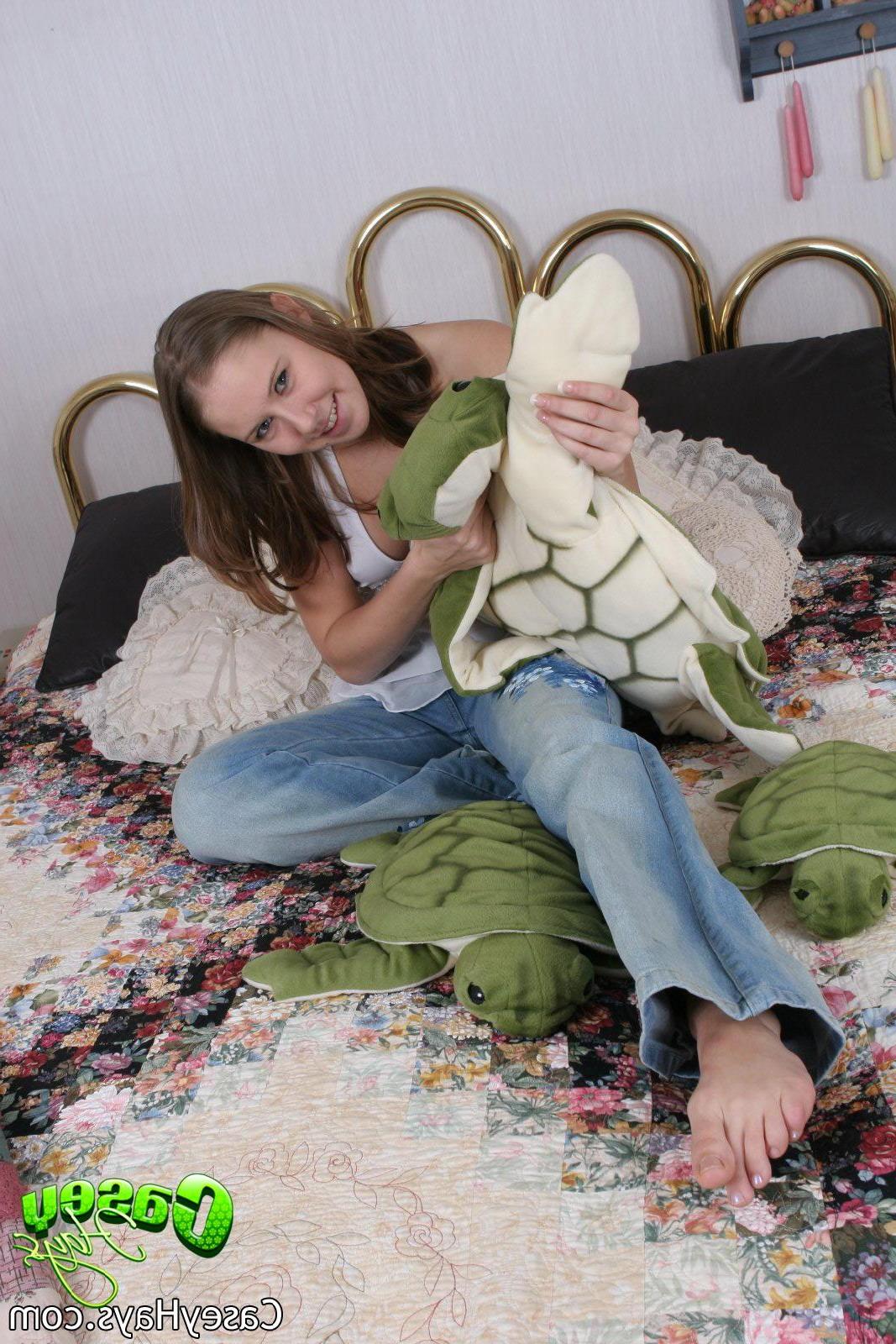 20P Casey Hays slides off her jeans and then her panties