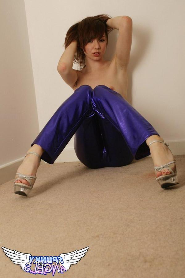 20P Pictures of teen hottie Chloe Love showing off her perky boobs