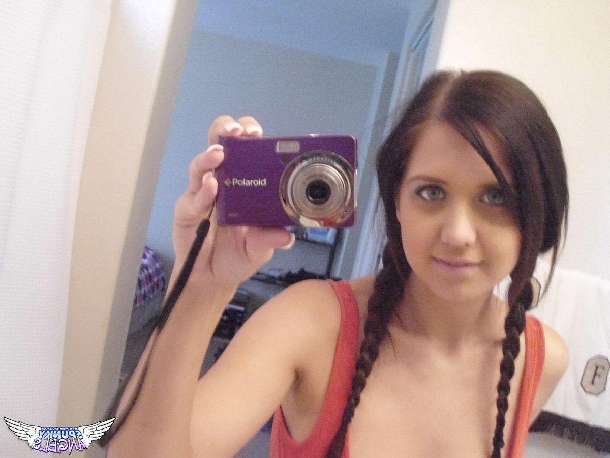 20P Pictures of Chrissy Marie getting kinky with the cam