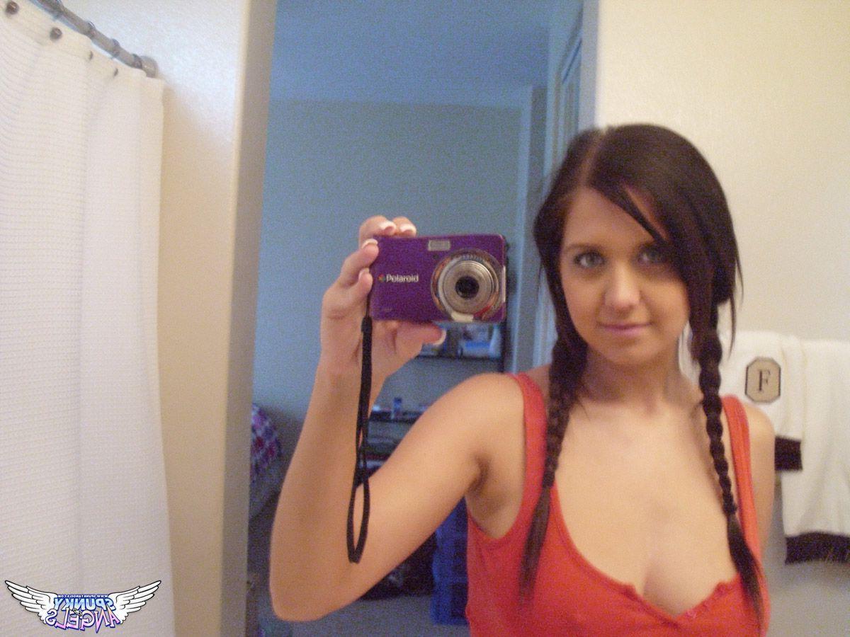 20P Pictures of Chrissy Marie getting kinky with the cam