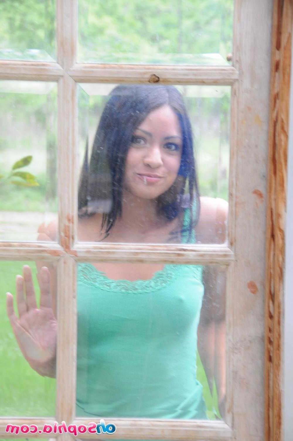 15P Pictures of teen Oh Sophia flashing her tits at you