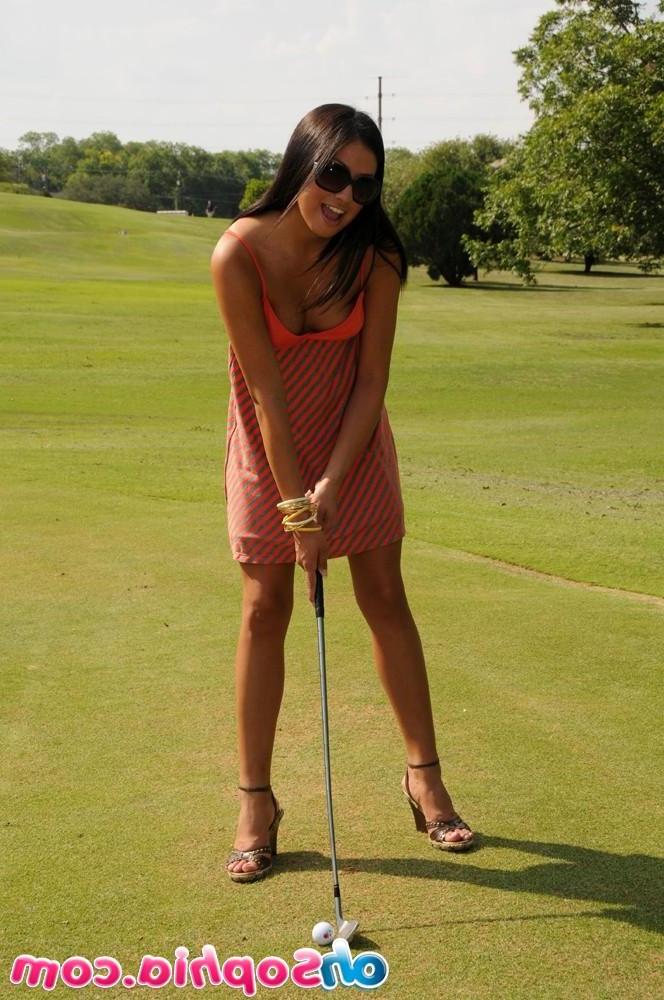 15P Pictures of teen babe Oh Sophia flashing on the golf course