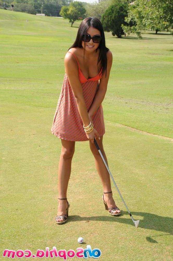 15P Pictures of teen babe Oh Sophia flashing on the golf course
