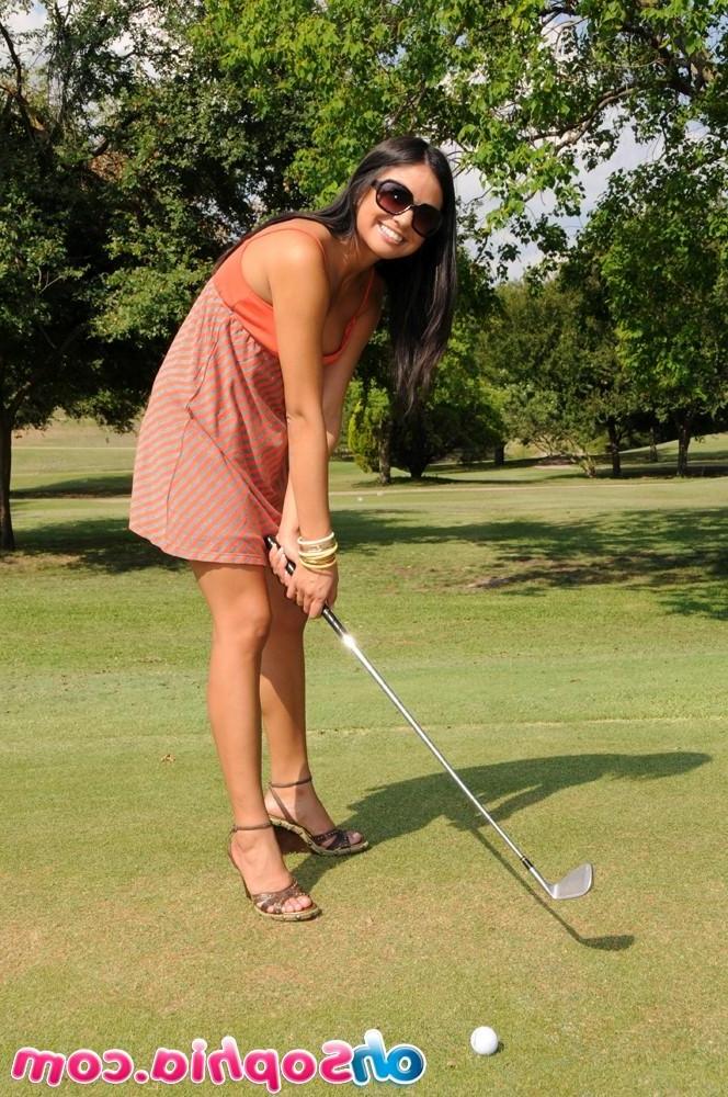 15P Pictures of teen babe Oh Sophia flashing on the golf course