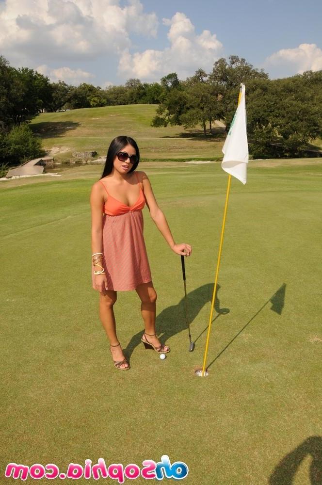 15P Pictures of teen babe Oh Sophia flashing on the golf course