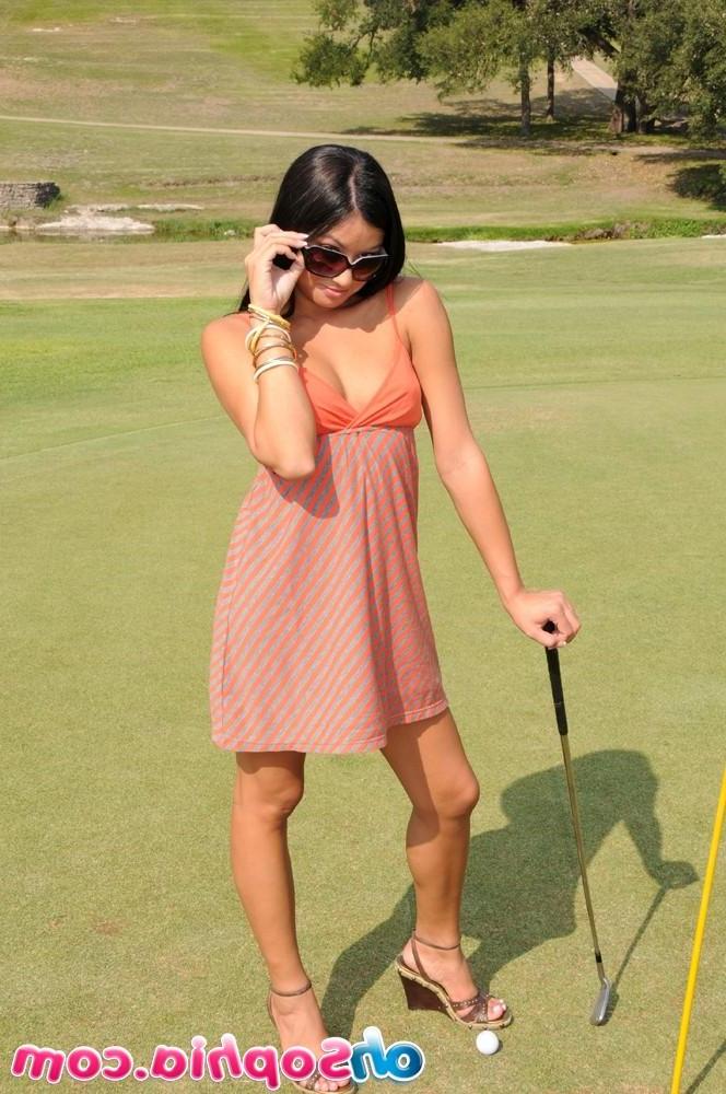 15P Pictures of teen babe Oh Sophia flashing on the golf course